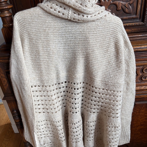 Carolyn Taylor Beige Sweater -- Large - Picture 2 of 2
